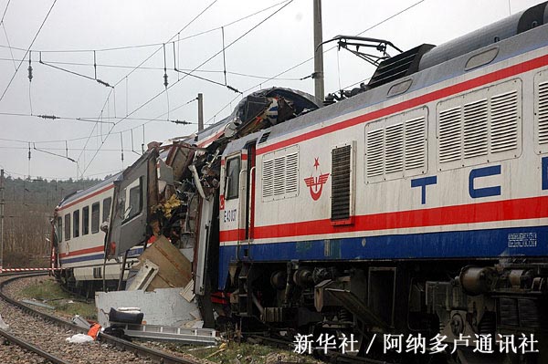 土耳其兩列火車相撞一死七傷(組圖)