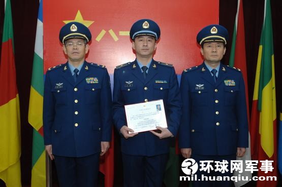 空军指挥学院院长马健少将(中)参加首届中外空军军官合训毕业典礼