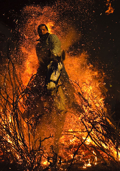 圣安东尼赎罪节骑士驾马勇闯烈焰组图