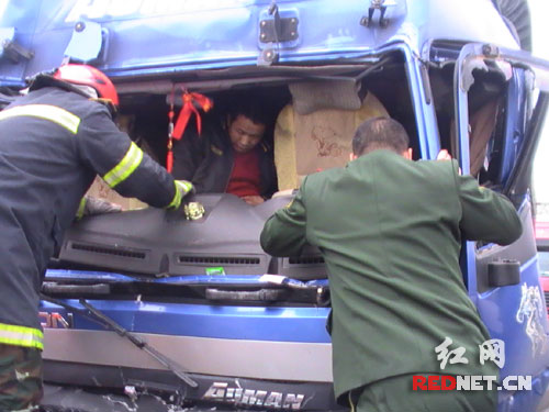 京珠高速四车追尾1人当场死亡衡阳消防紧急救援