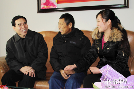 > 正文     长城网2月5日讯(记者霍晓丽姜薇)岁寒送温暖,真情慰模范.