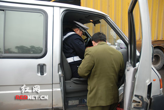 普通面包车变身"军车" 高速交警法眼识四假