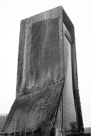 2009年2月26日,火灾后的央视大楼北配楼