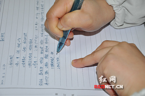 (长沙市第四医院儿科主治医师卢明正在书写病历,她书写的病历曾被随机