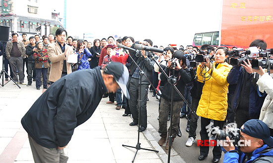 (湖南张家界市委宣传部长肖凌之(右)为孟昭良(左)授予"平民英雄,道德