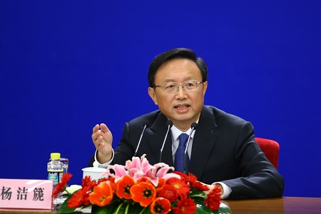 三楼金色大厅举行记者会,由杨洁篪就外交政策和对外关系问题答记者问