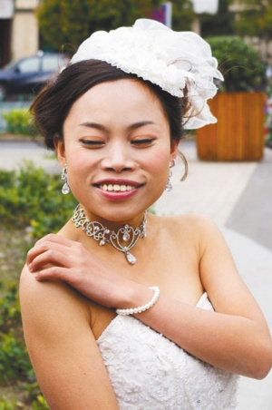 凤姐要参加选秀跳肚皮舞 闹市穿婚纱抛媚眼(组图)