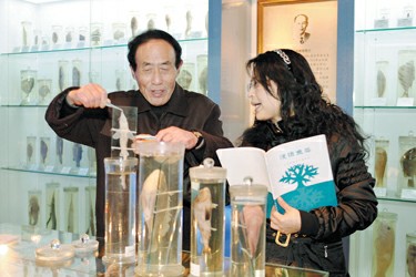 蓝鸿铭老师和徒弟一起研究鱼类标本楼文彪