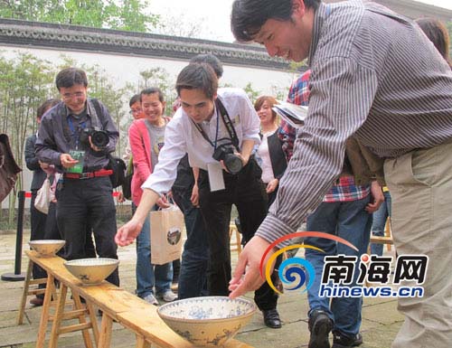 投到好人碗里头"一个粗大的瓷蓝花碗,从里抓起几颗豆子投到里面