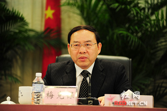 (湖南省委副书记梅克保在会上发表讲话.