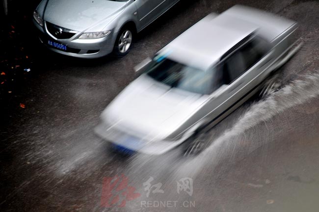 今日清晨,风狂雨泼,立夏后的第一场大雨突然袭长,顿时路面积水,给正去