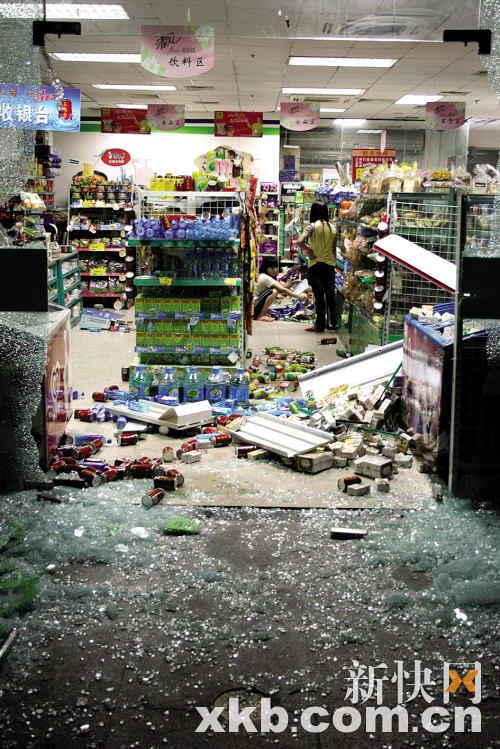 五持刀大汉突袭大学城 从容砸便利店两分钟(图)