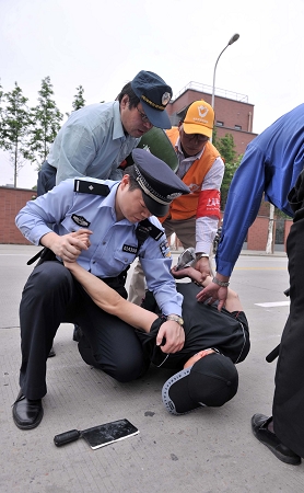 警方昨举行小学防暴力侵害实战演练