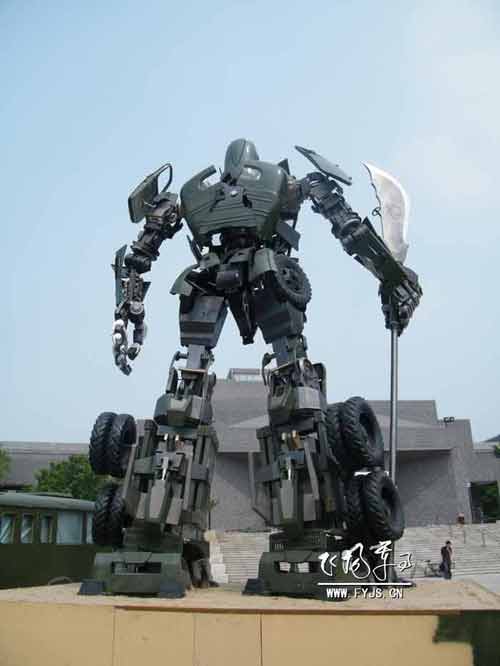 大学生制9米关公变形金刚引爆网友热血(图)