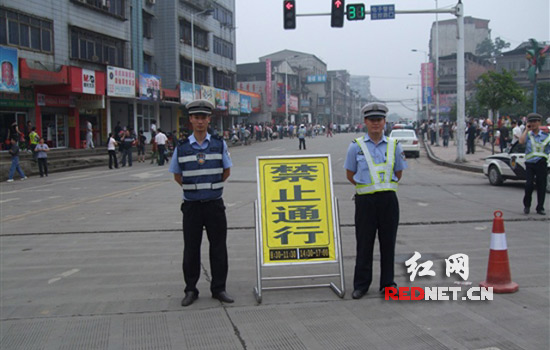 交警在考點外實行臨時交通管制