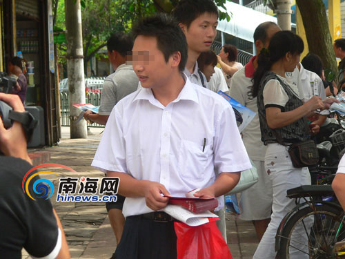 海口:考点外推销人员发传单 家长反感[组图]