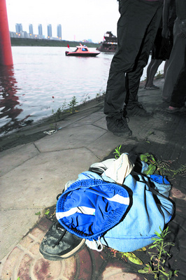 两初中生下河游泳溺水失踪