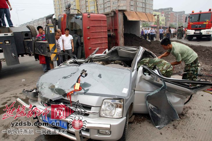 货车侧翻压住轿车 轿车内一家三口丢性命