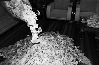饭店工作人员清点钱数(图片来自网络)   有图有真相   纸币堆积如山