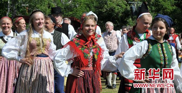 瑞典人们竖起仲夏花柱欢庆仲夏节(图)