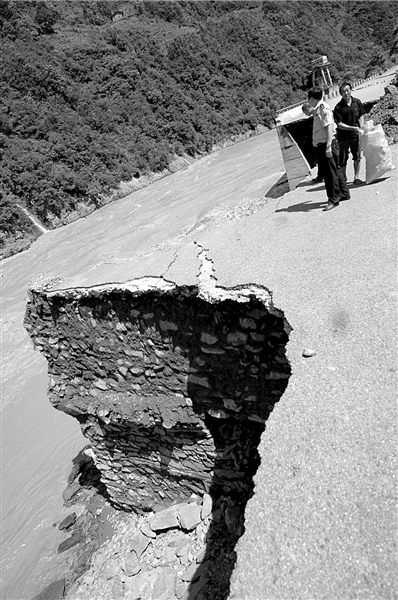 長江上游大洪水形成 兩大水庫攔蓄洪水(組圖)