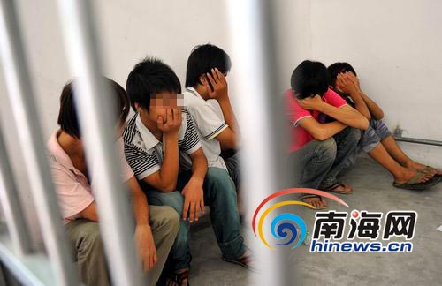 5少年持铁棍抢劫三轮车女司机被抓.