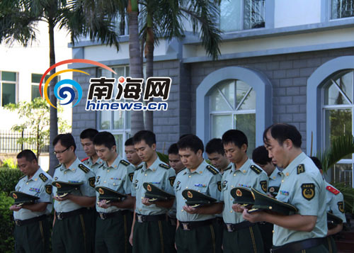 海南昌江边防支队官兵为舟曲遇难同胞默哀(通讯员陈源摄)