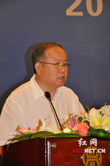 (国家外国专家局副局长刘延国出席会议并致辞)