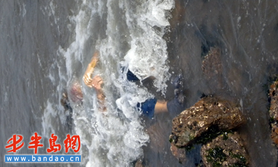 退潮后前海惊现男浮尸 面部浮肿样貌清晰可辨