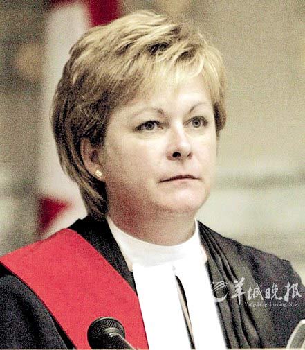 女法官罗莉-道格拉丝