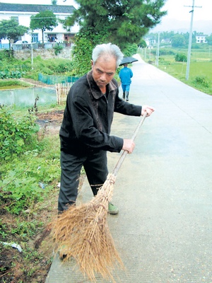 "昨日上午,在长沙县北山镇金星村,村民刘东指着平坦的村路,不住地夸唐