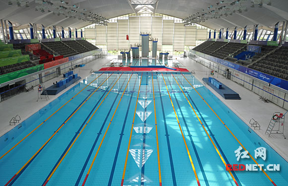 (世纪莲体育中心有关负责人称,亚运游泳比赛的水质将达到饮用级别.