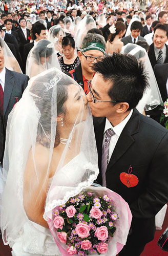 香港新人登记结婚爆满 抢注"十全十美"婚姻(图)