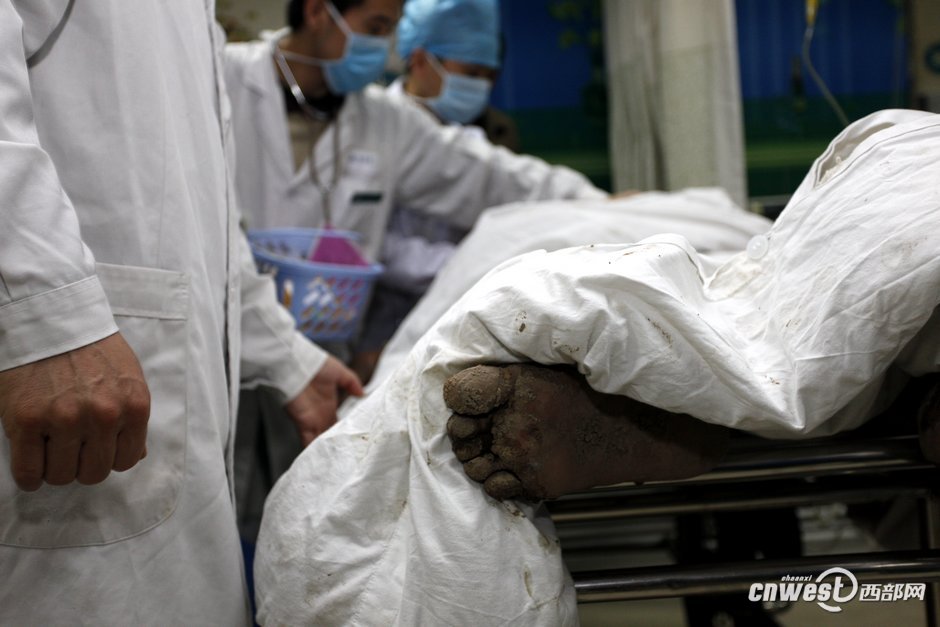 西安灞桥1油库爆炸 伤员在唐都医院急救(高清组图)