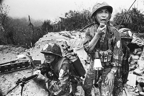 ①1986年10月14日,激战中报战况的突击队队长马权斌.王红摄