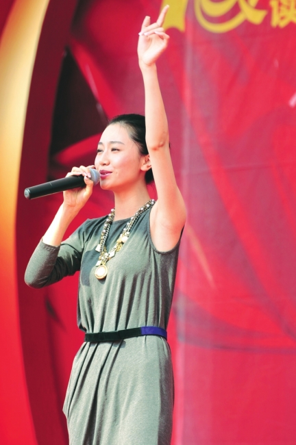 明星齐出舞动全场 上万读者欢乐过节