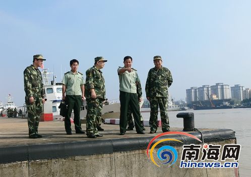 海南邊防總隊副總隊長鄭惠光親臨海警一支隊碼頭指導防風救災工作