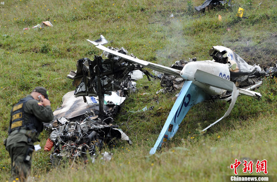 哥伦比亚一架小型飞机坠毁 4人死亡(高清组图)
