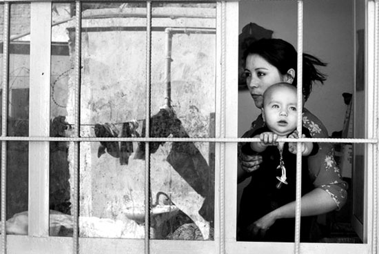 阿富汗女子监狱晾满尿布