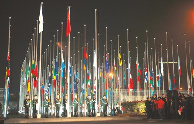 今天零时,上海世博会降旗仪式在世博园举行,参展方旗帜徐徐降下.