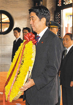 李登辉声称:台湾人也该到靖国神社鞠躬(图)