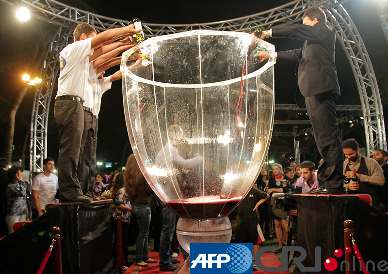 黎巴嫩制造世界最大酒杯打破吉尼斯纪录(高清组图)