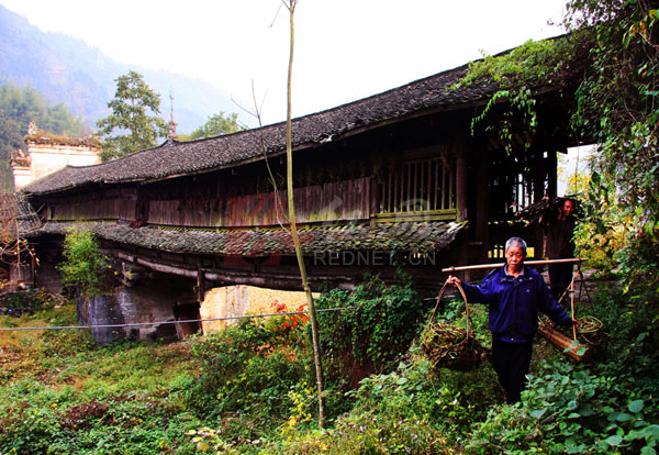 湖南安化田庄发现一座百年旱地廊桥