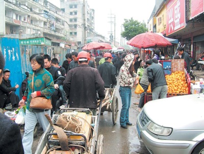 进出岳银三村的银盆岭路被摊贩堵得水泄不通. 均为彭放 摄