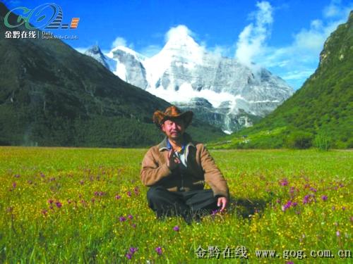 行为艺术家片山空计划用3年跪遍动物园给狗儿请罪