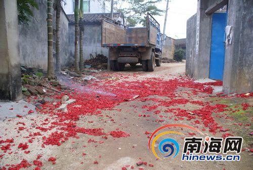 記者新春走基層:萬寧農村煙花鞭炮鬧大年