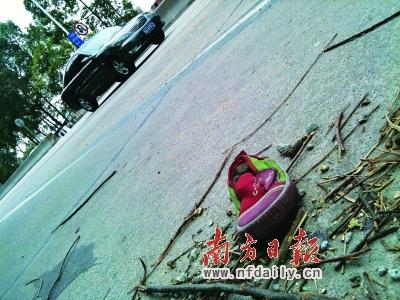 发生车祸的地方还遗留着小女孩的鞋子.