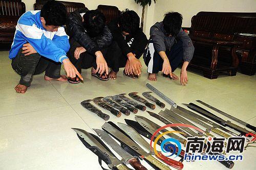 犯罪团伙成员指认作案凶器(特约记者张运煦摄)"带头大哥"陈某被民警戴