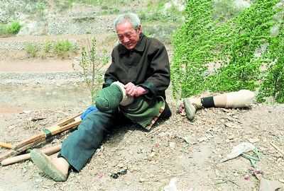 这些棉套保证他爬行时残肢不受伤害.