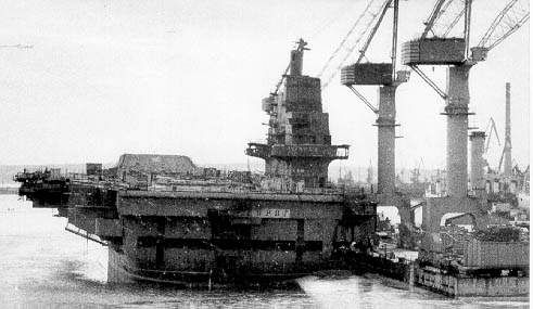 航母下水后的瓦良格号(左)和库兹涅佐夫号航母下水后的瓦良格号(左)和